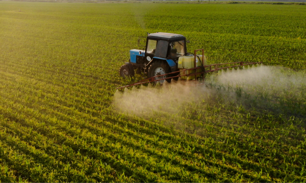 trator-pulveriza-pesticidas-em-campos-de-milho-ao-por-do-sol@2x-1